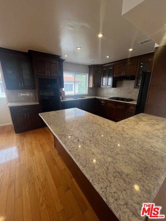 Pacific Palisades, CA 90272,1593 Michael LN