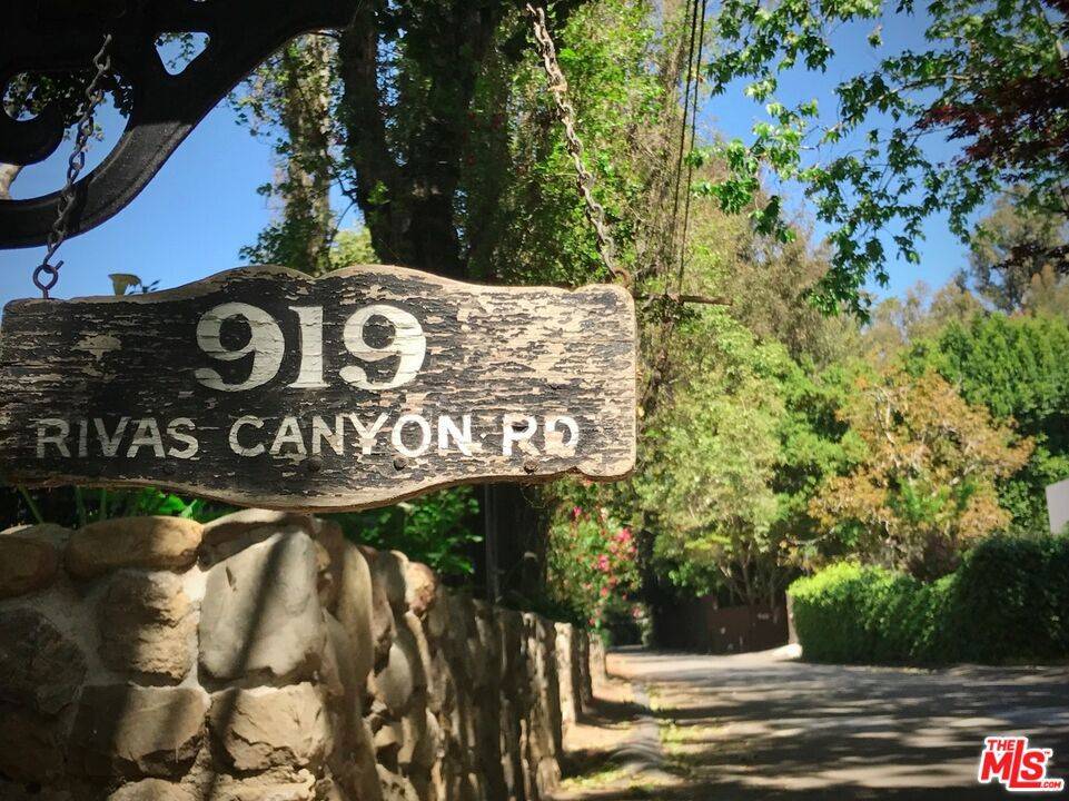 Pacific Palisades, CA 90272,919 Rivas Canyon RD