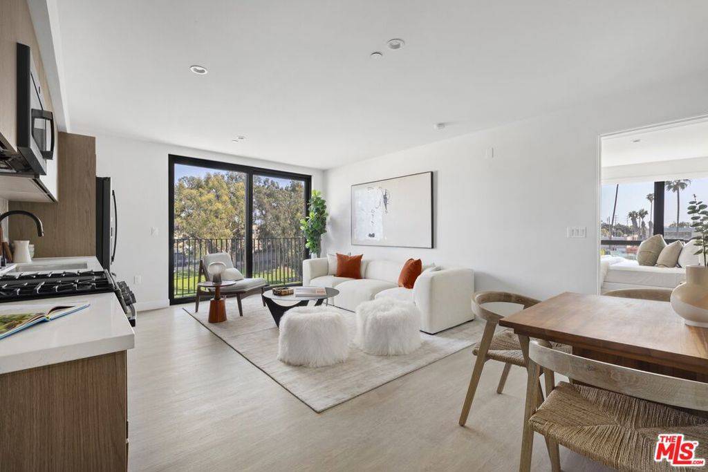 Los Angeles, CA 90019,4506 Dockweiler ST #203