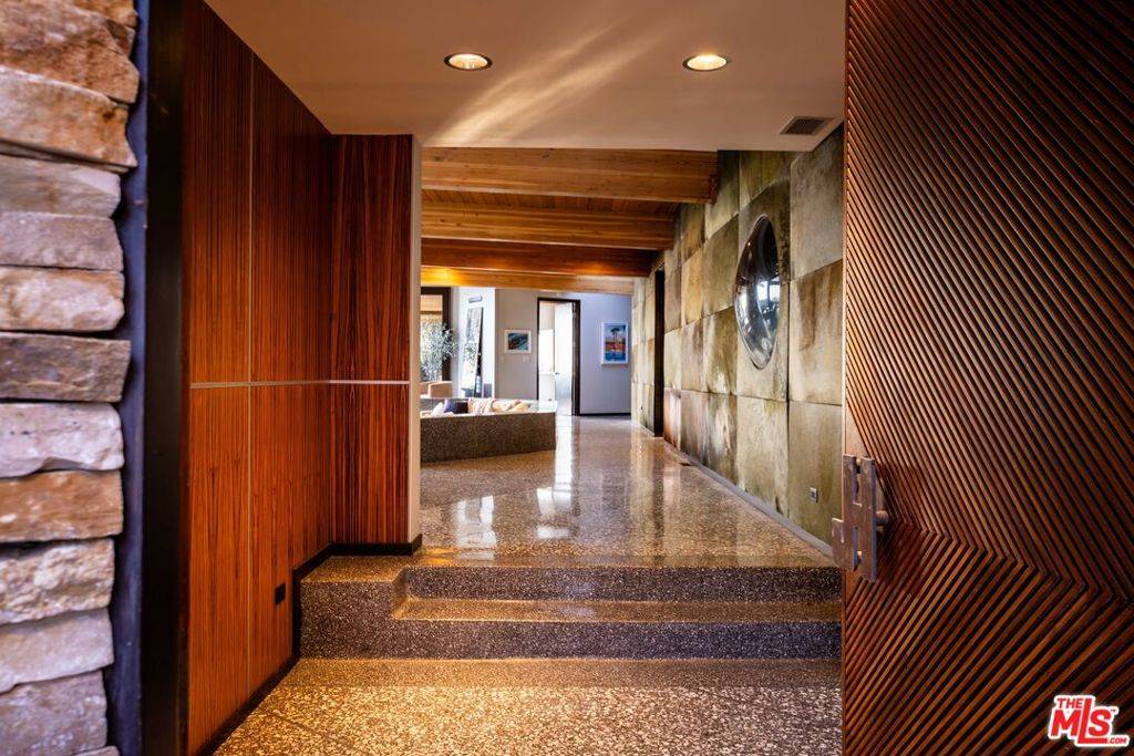 Los Angeles, CA 90069,1443 Devlin DR