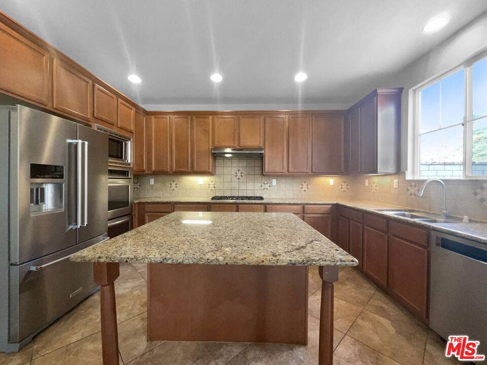 Santa Clarita, CA 91350,28036 Linda LN