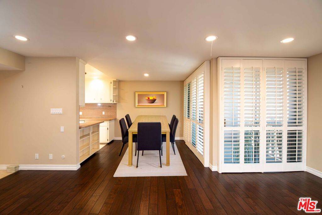 Encino, CA 91316,5301 Balboa BLVD #A8