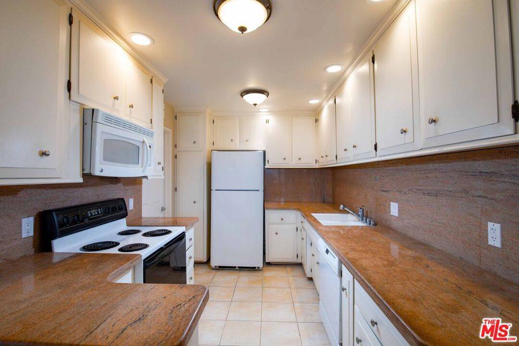 Encino, CA 91316,5301 Balboa BLVD #A8