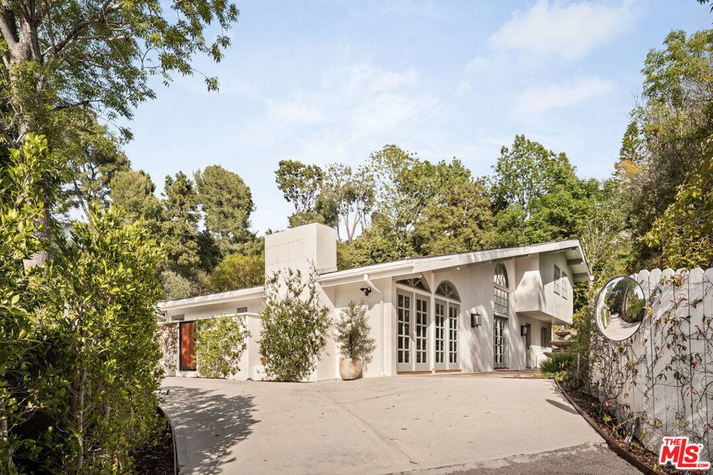 Los Angeles, CA 90049,13641 Bayliss RD