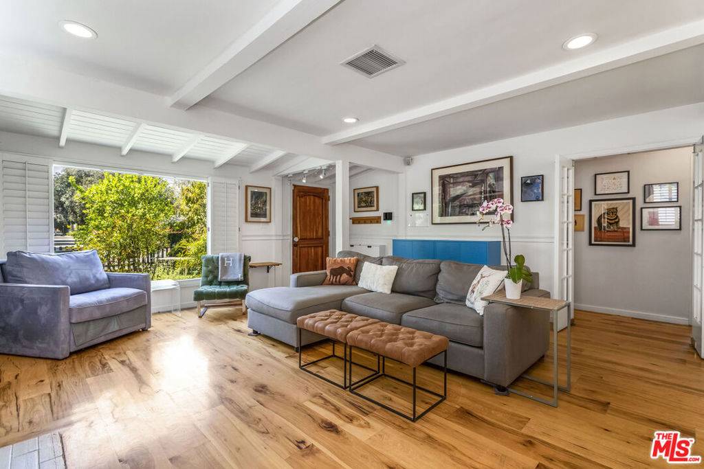 Valley Village, CA 91601,5232 Irvine AVE