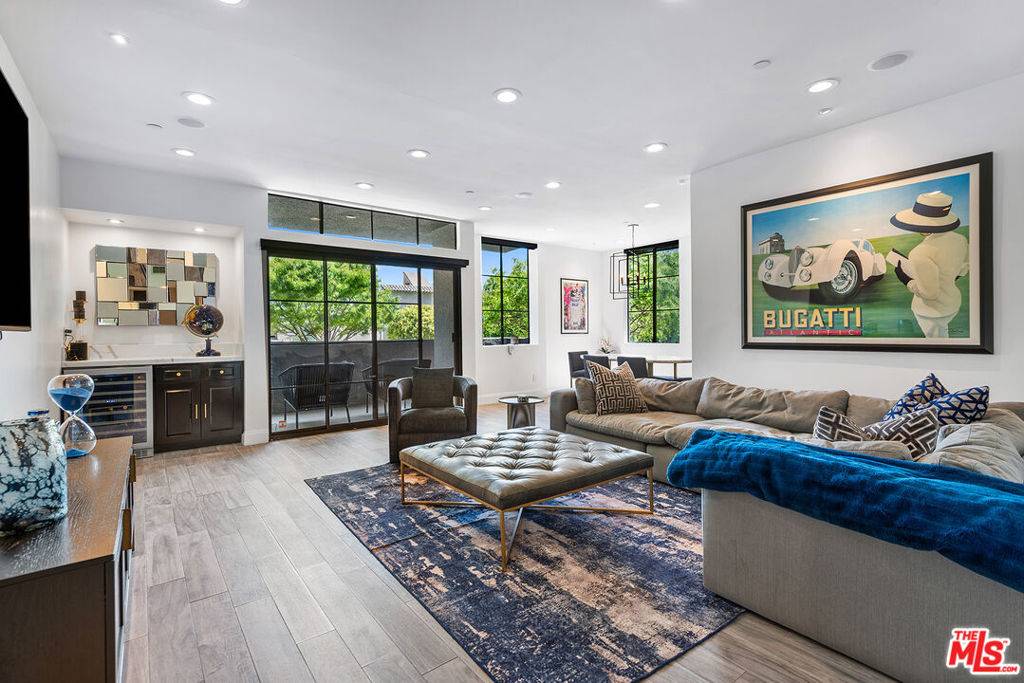 Beverly Hills, CA 90212,235 S Reeves DR #101