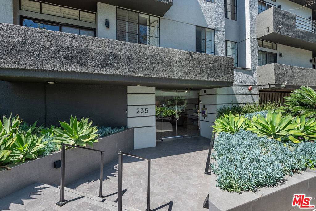 Beverly Hills, CA 90212,235 S Reeves DR #101