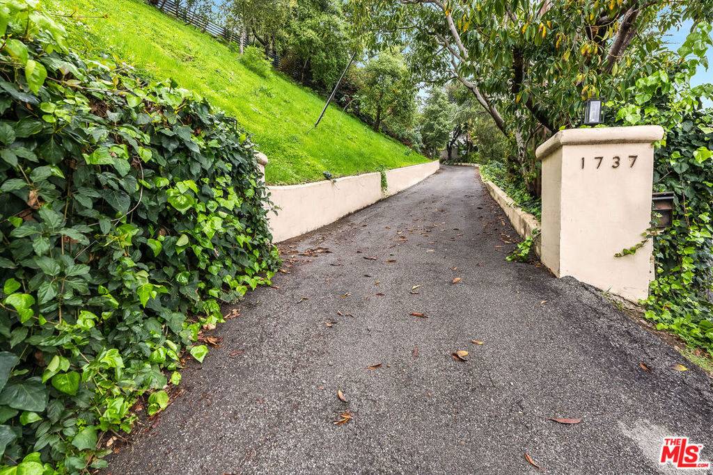 Beverly Hills, CA 90210,1737 N Beverly DR