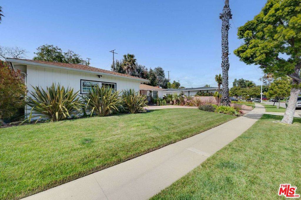 Los Angeles, CA 90056,6111 S Le Doux RD