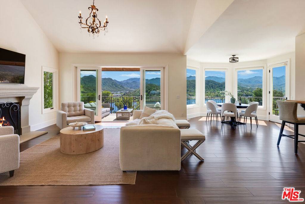 Lake Sherwood, CA 91361,548 Cricketfield CT