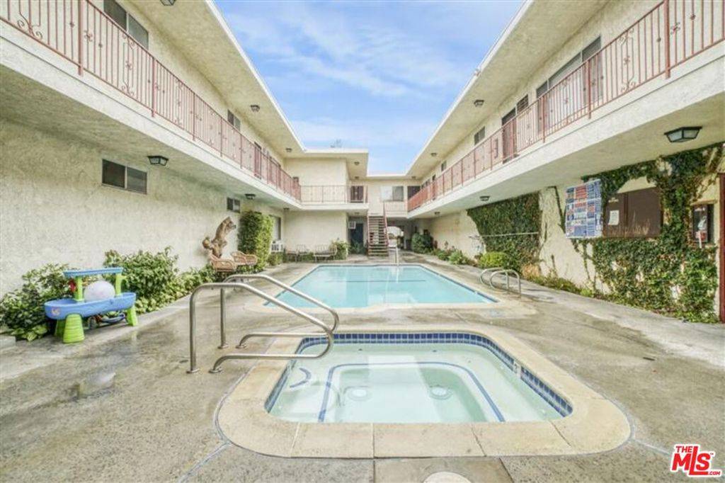 Reseda, CA 91335,7356 Corbin AVE