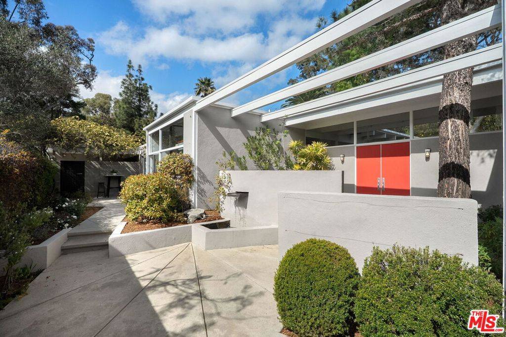 Los Angeles, CA 90049,920 N Kenter AVE