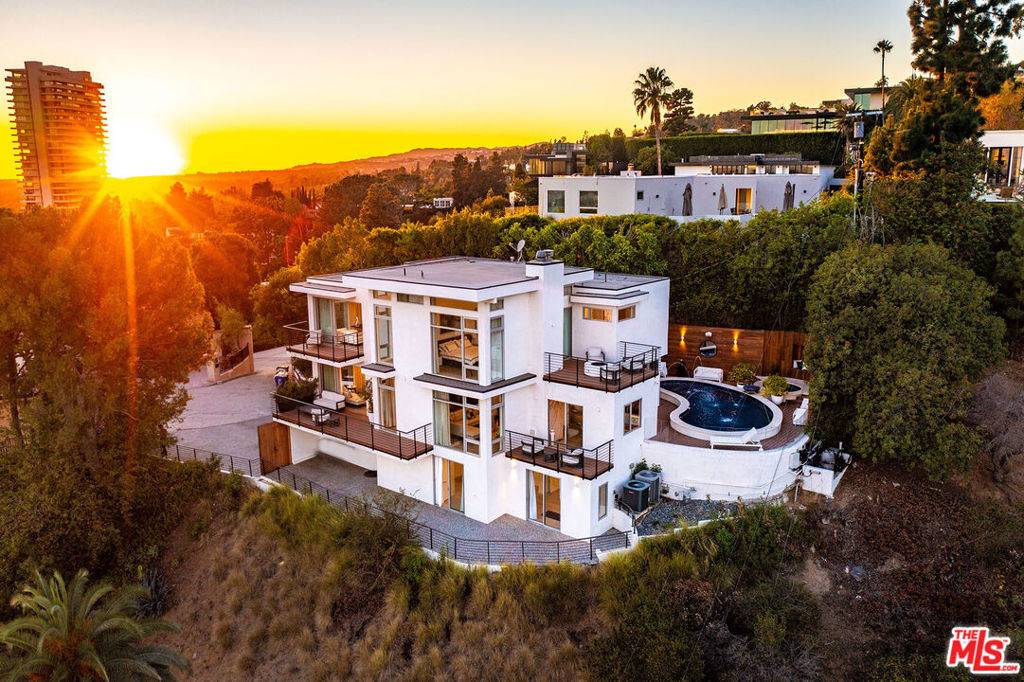 Los Angeles, CA 90069,1277 St Ives PL