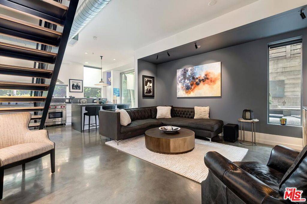 West Hollywood, CA 90069,1137 Hacienda PL #104