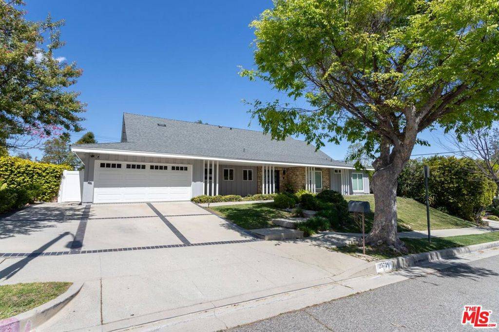 Woodland Hills, CA 91367,23721 Mariano ST