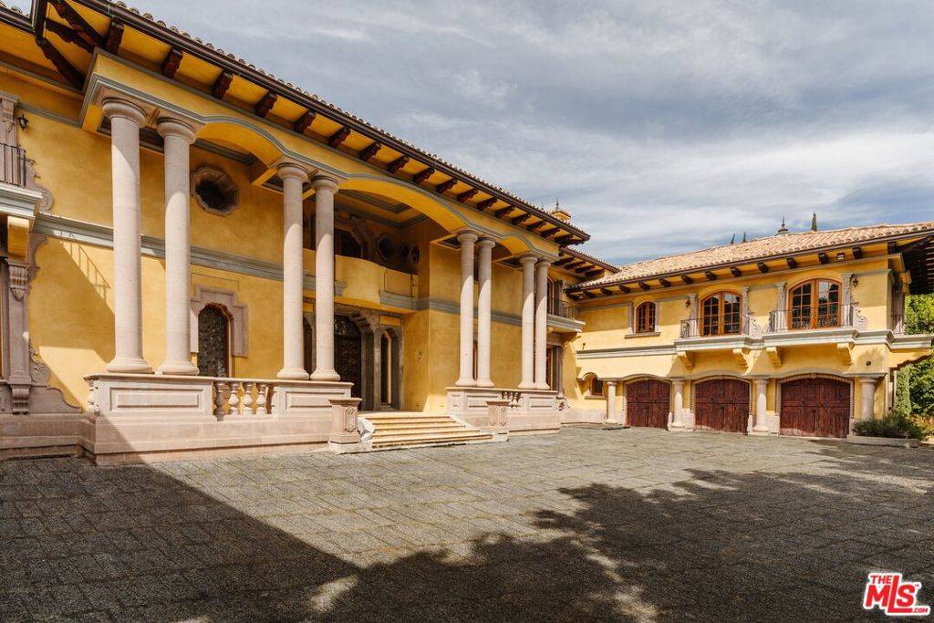 Los Angeles, CA 90077,677 N Faring RD