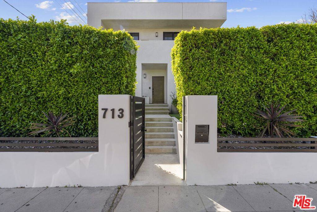 Los Angeles, CA 90046,713 N Sierra Bonita AVE