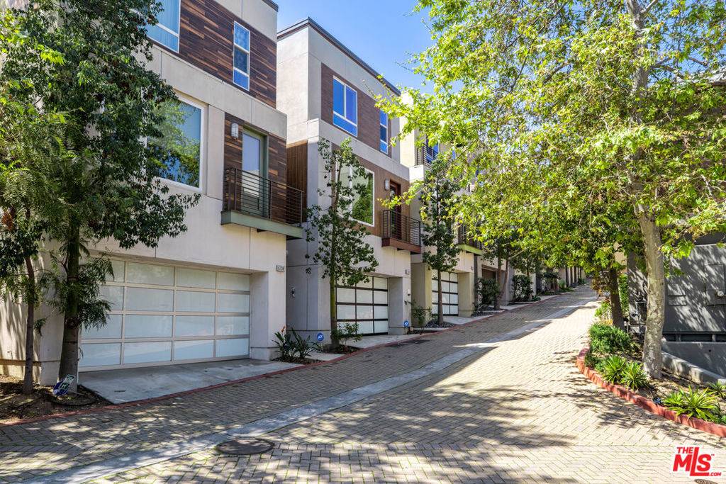 Los Angeles, CA 90068,6740 W Gill WAY