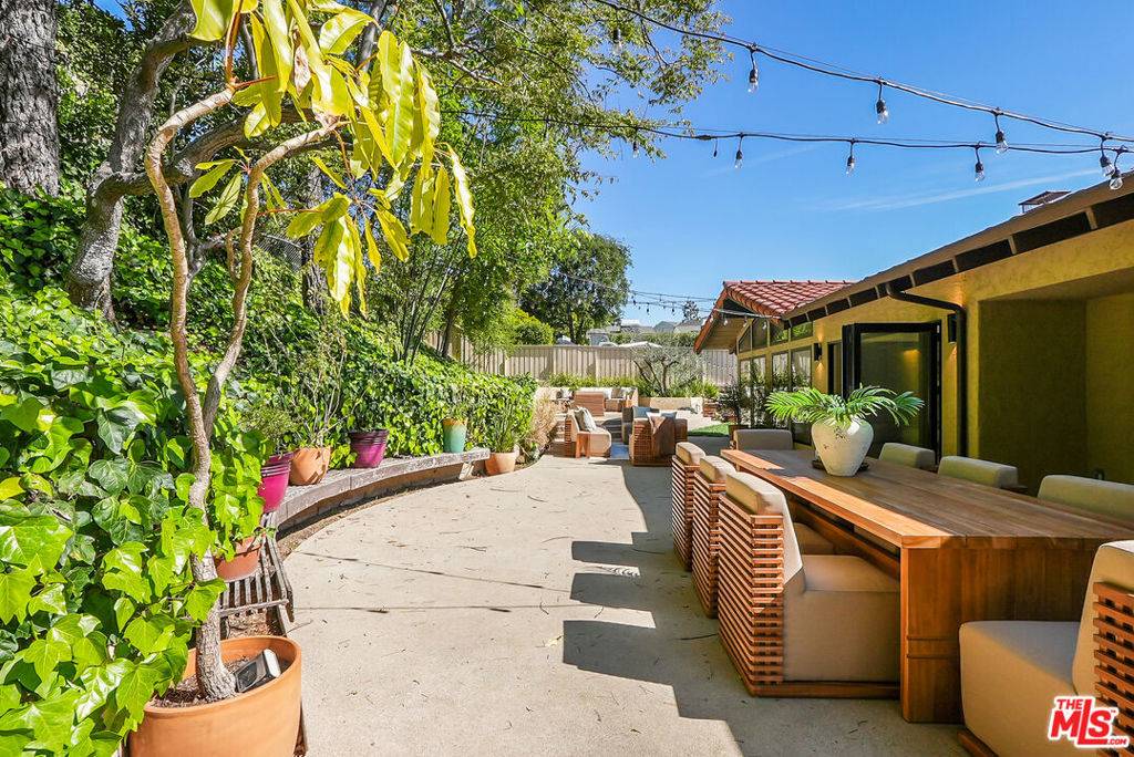 Los Angeles, CA 90049,2419 Westridge RD