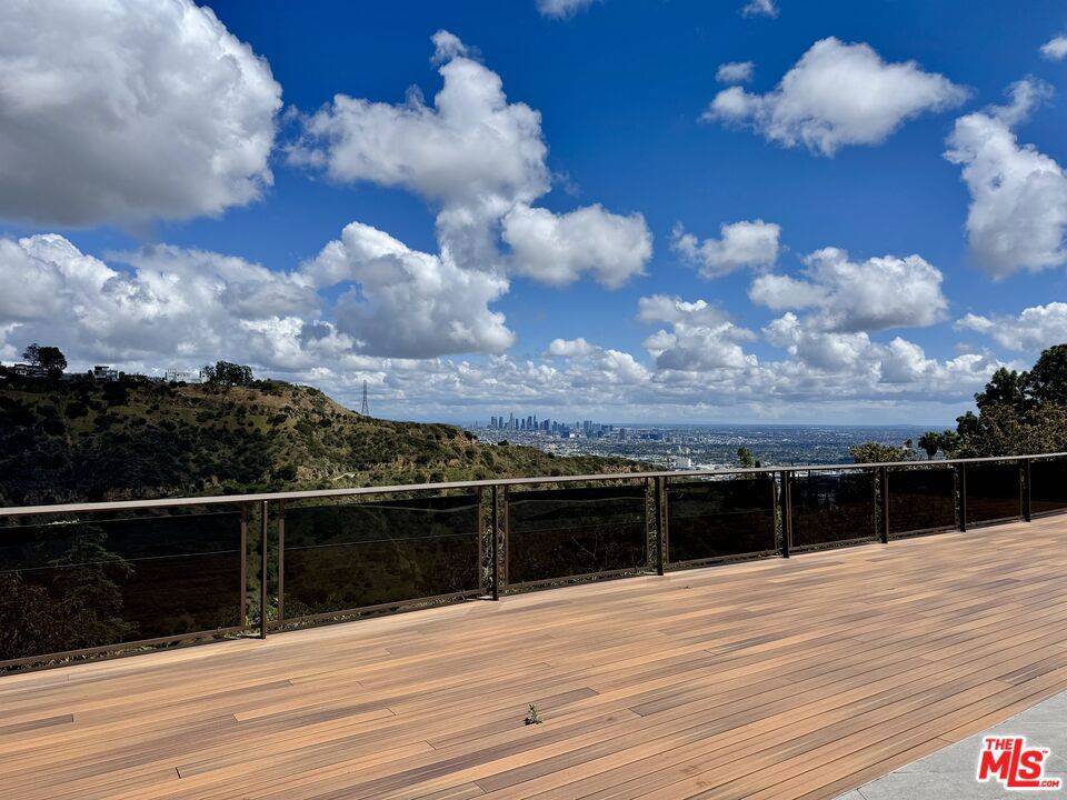 Los Angeles, CA 90046,2260 Apollo DR