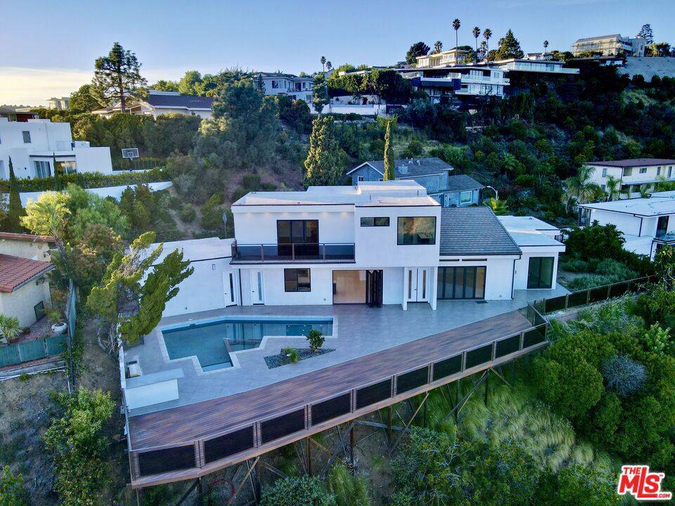 Los Angeles, CA 90046,2260 Apollo DR