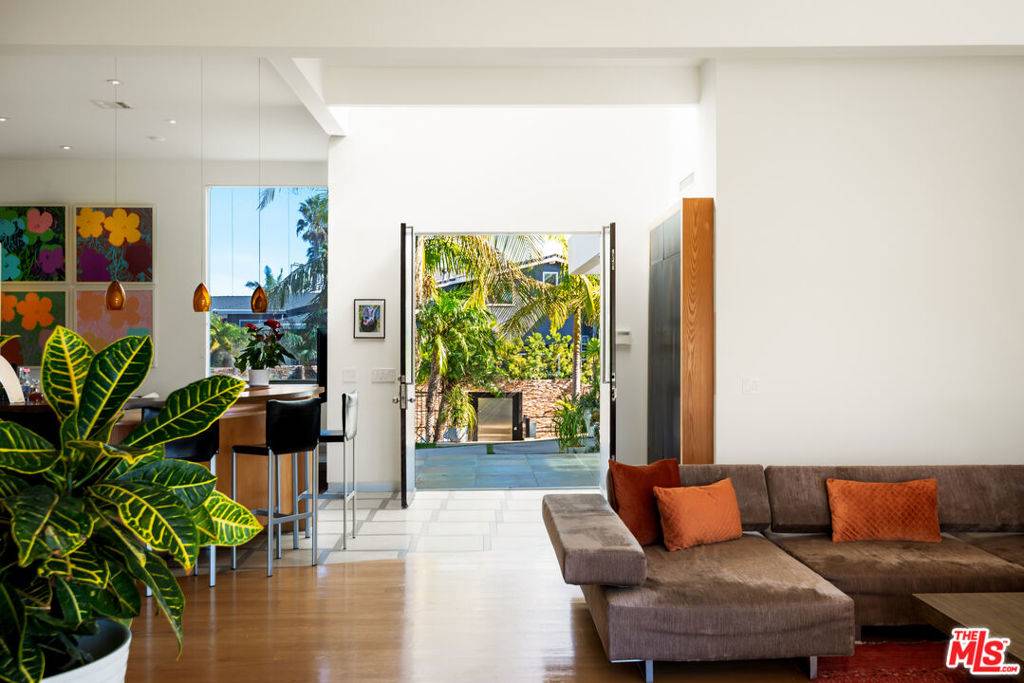 Pacific Palisades, CA 90272,817 ENCHANTED WAY