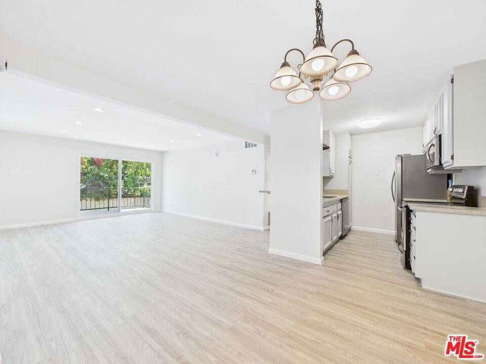 Encino, CA 91316,5460 White Oak AVE #F106