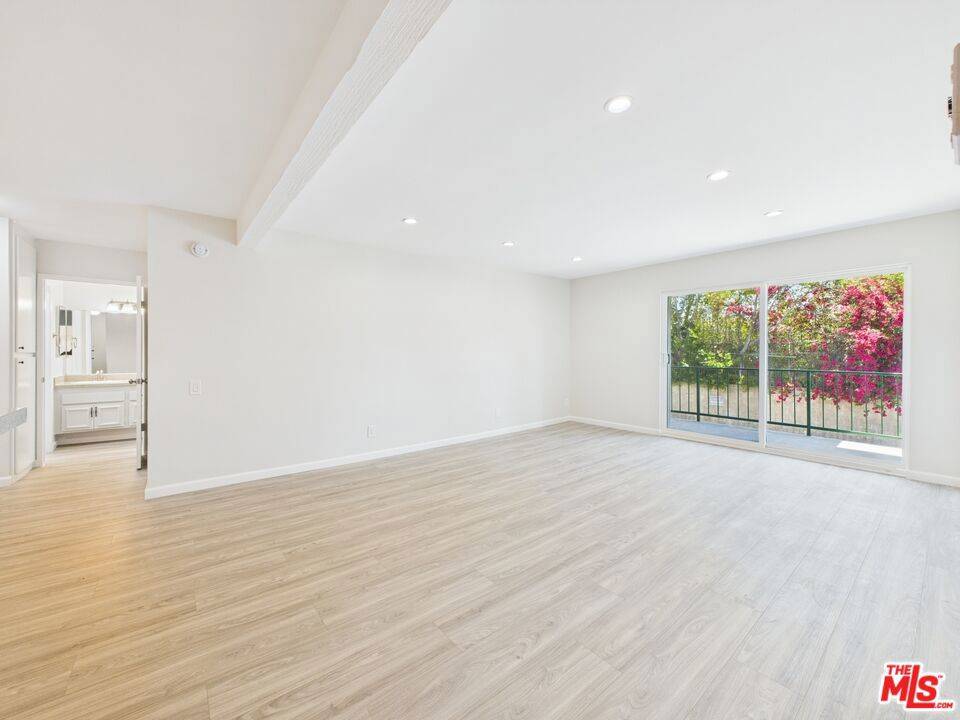 Encino, CA 91316,5460 White Oak AVE #F106