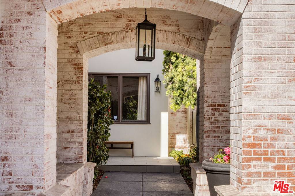 Los Angeles, CA 90049,12643 Promontory RD