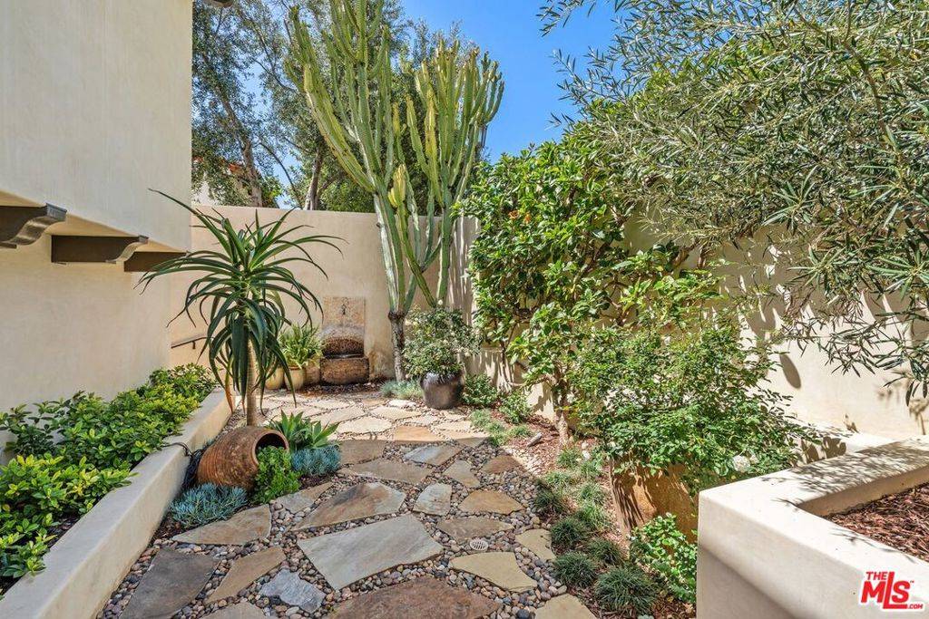 Los Angeles, CA 90068,7020 La Presa DR