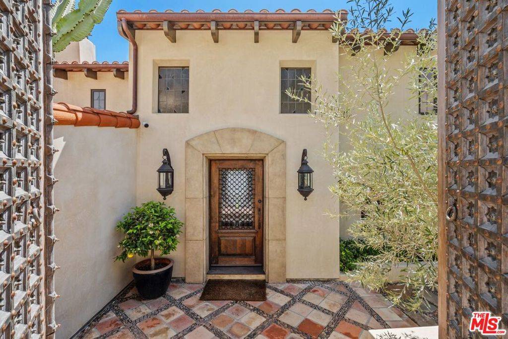 Los Angeles, CA 90068,7020 La Presa DR