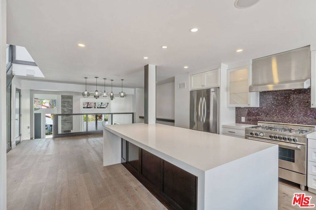 Pacific Palisades, CA 90272,1575 Michael LN