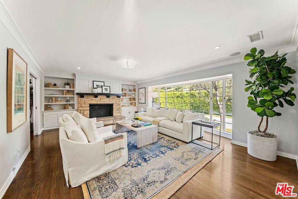 Beverly Hills, CA 90210,2107 Coldwater Canyon DR
