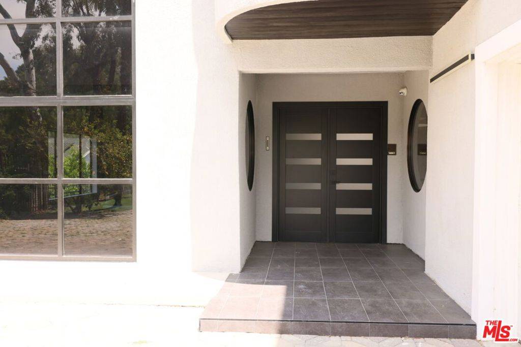 Woodland Hills, CA 91364,21329 Mulholland DR