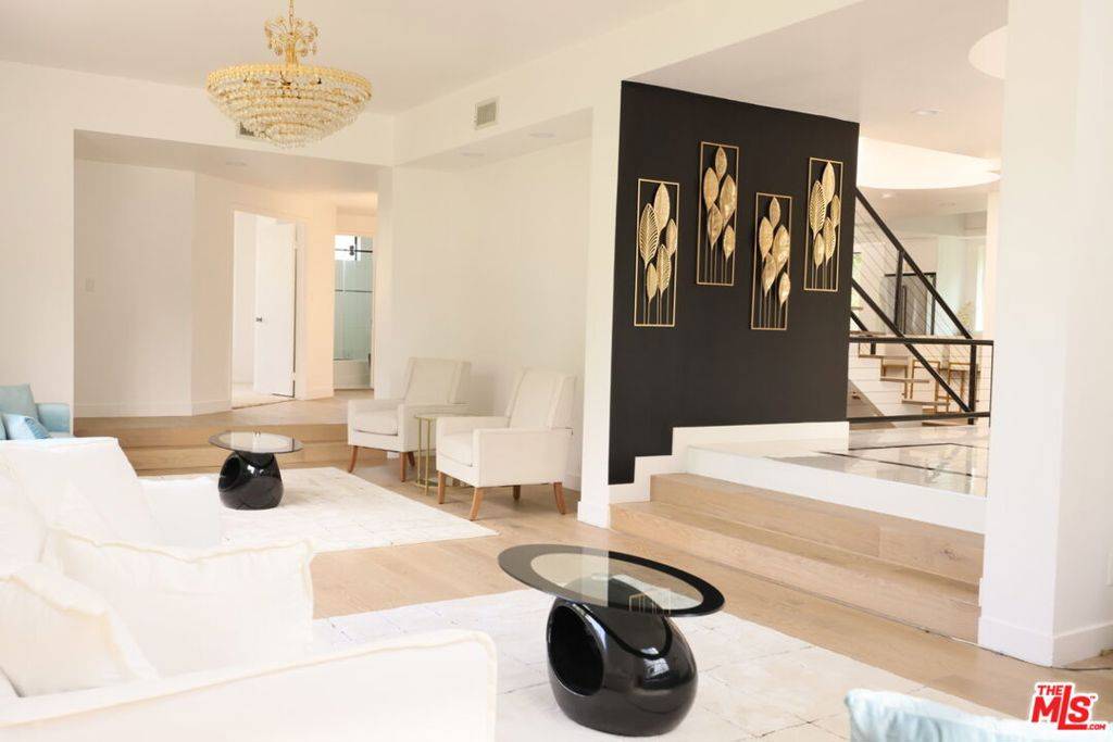 Woodland Hills, CA 91364,21329 Mulholland DR
