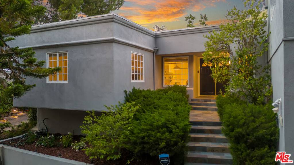 Sherman Oaks, CA 91423,3564 Summerfield DR