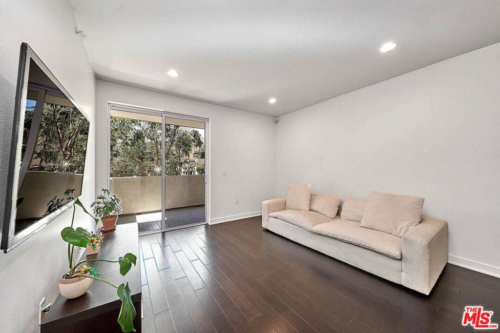 Los Angeles, CA 90020,436 S Virgil AVE #201