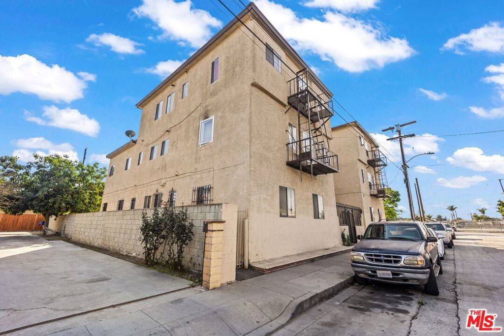 Compton, CA 90220,110 E Cedar ST