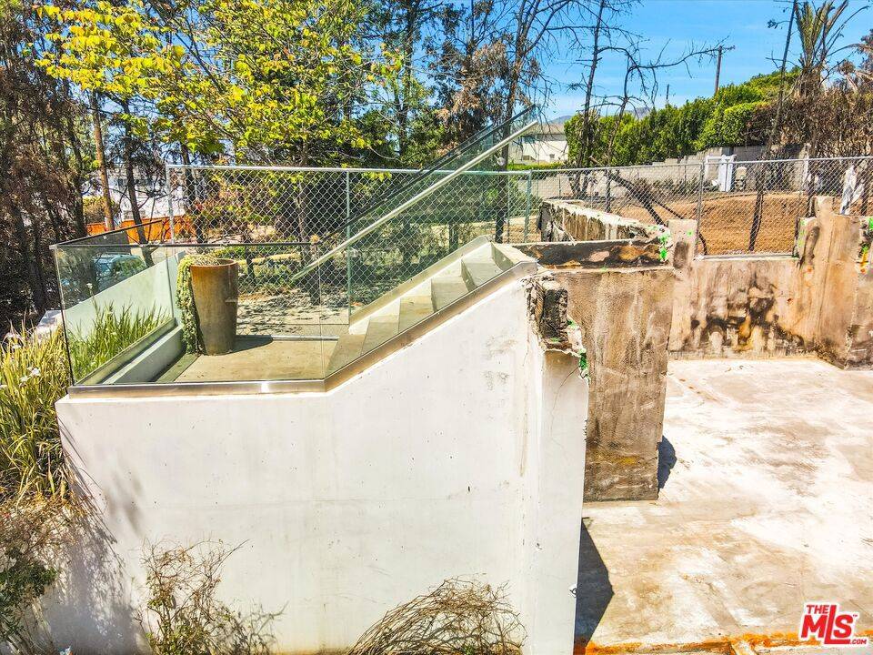Pacific Palisades, CA 90272,14635 Whitfield AVE