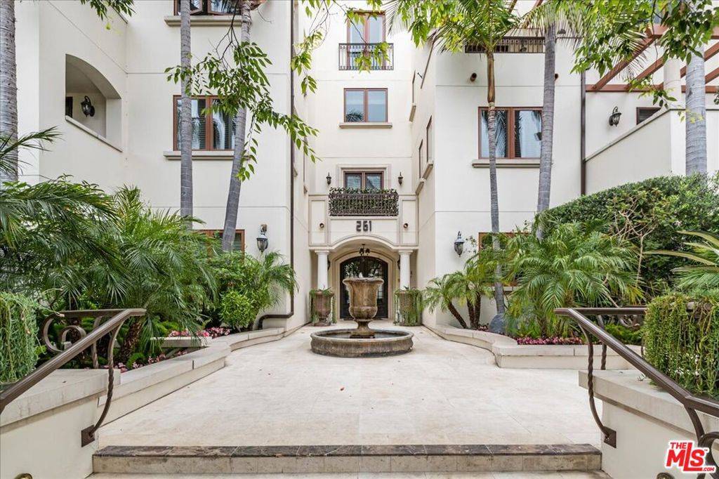 Beverly Hills, CA 90212,261 S Reeves DR #304