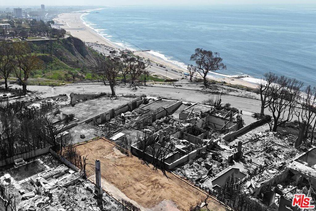 Pacific Palisades, CA 90272,320 Mount Holyoke AVE