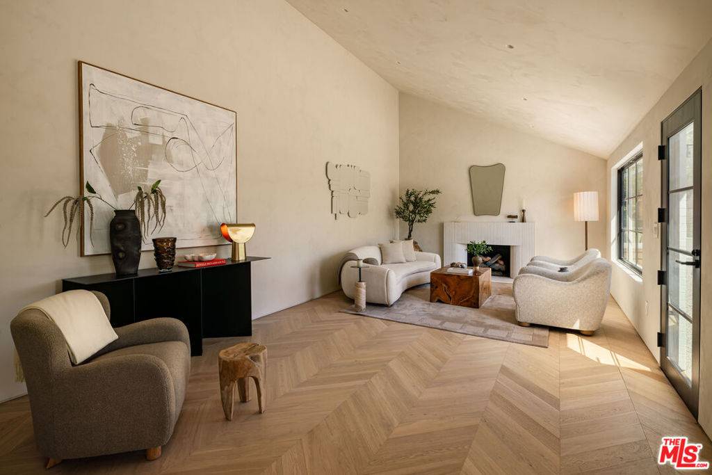 Los Angeles, CA 90069,8353 Sunset View DR