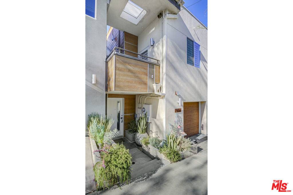 Los Angeles, CA 90029,1043 Manzanita ST