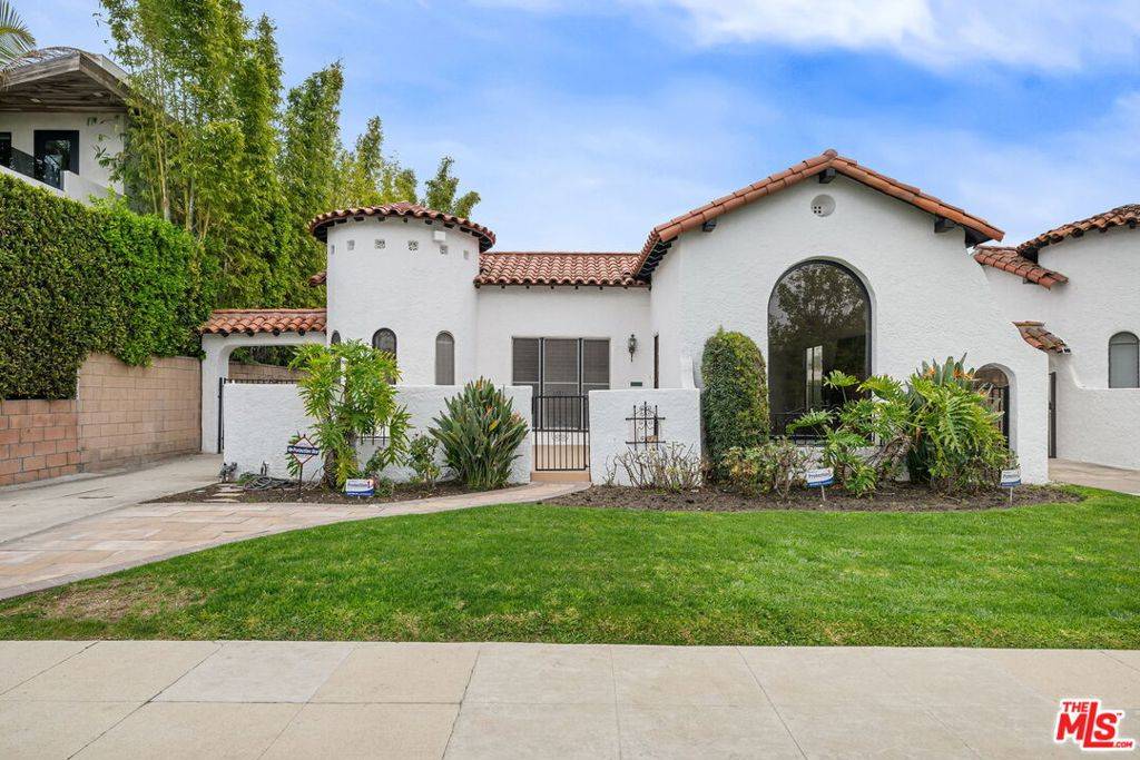 Los Angeles, CA 90048,330 N La Jolla AVE