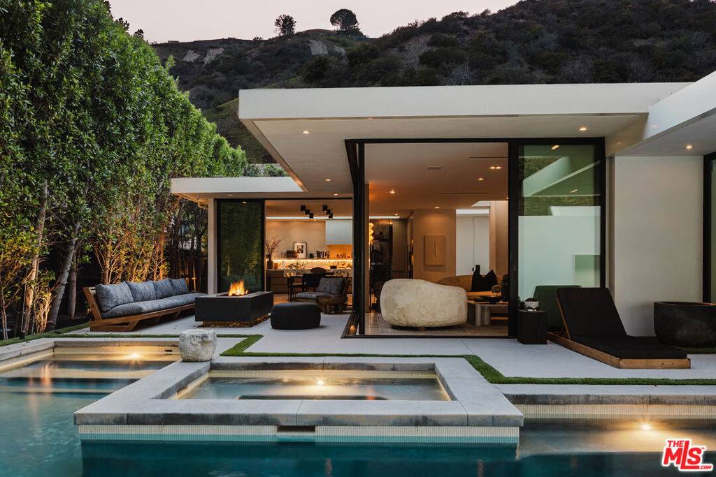 Beverly Hills, CA 90210,1952 N Beverly DR