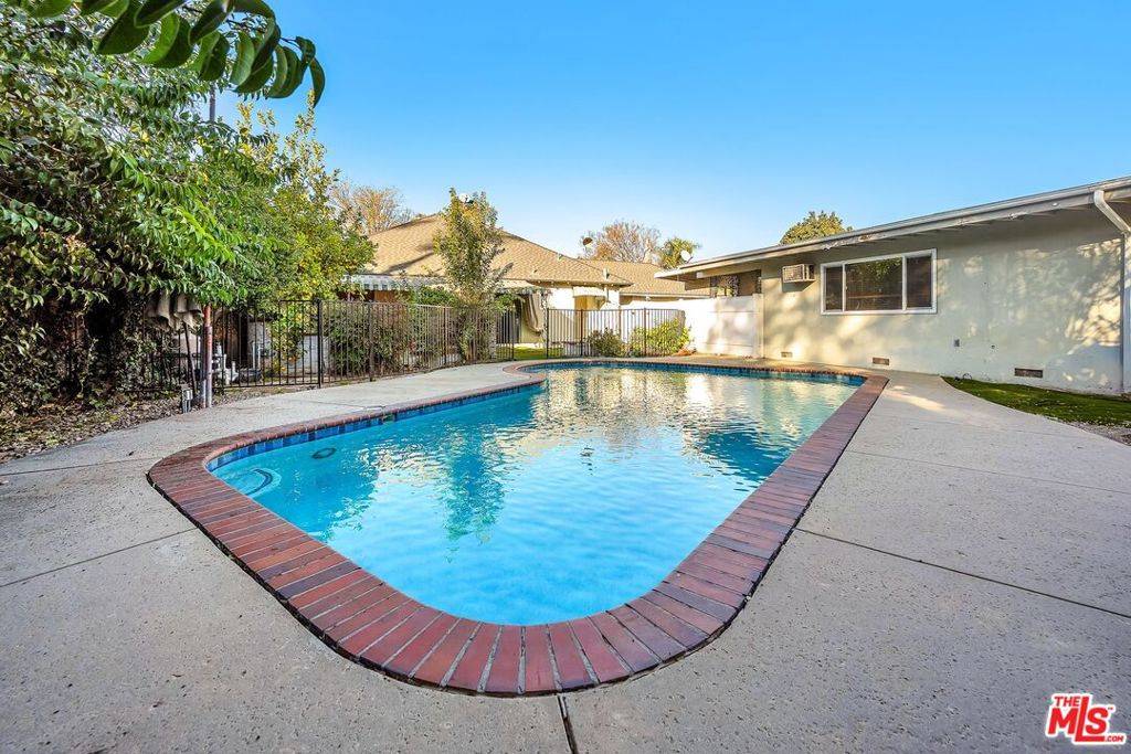 Van Nuys, CA 91401,13768 Erwin ST