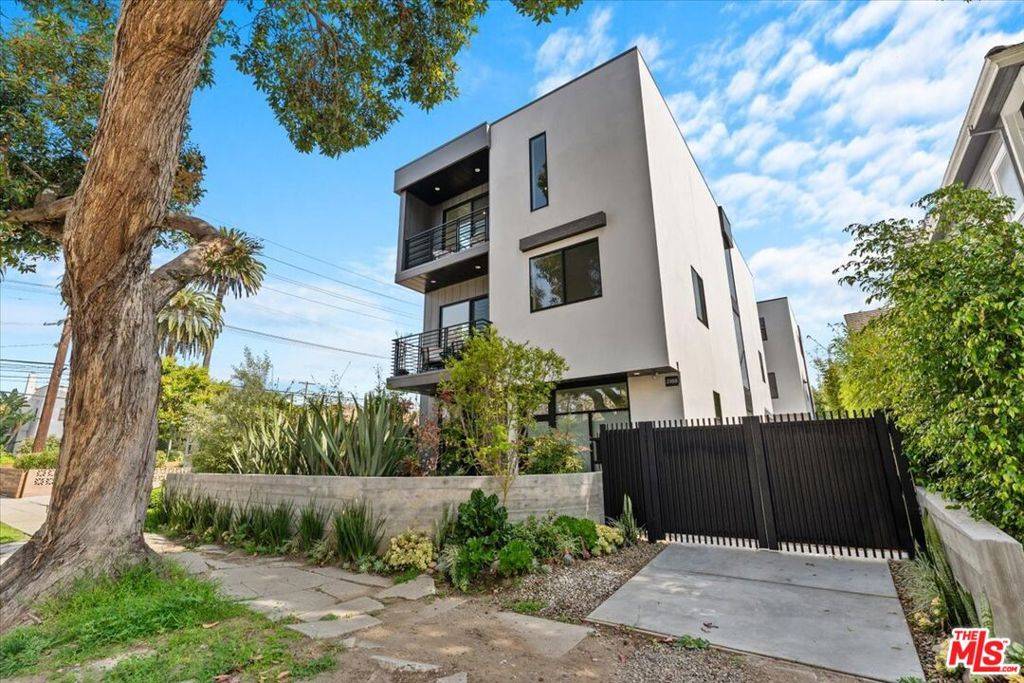 Los Angeles, CA 90025,2108 Barry AVE