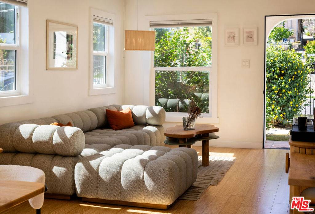 Los Angeles, CA 90065,242 Isabel ST