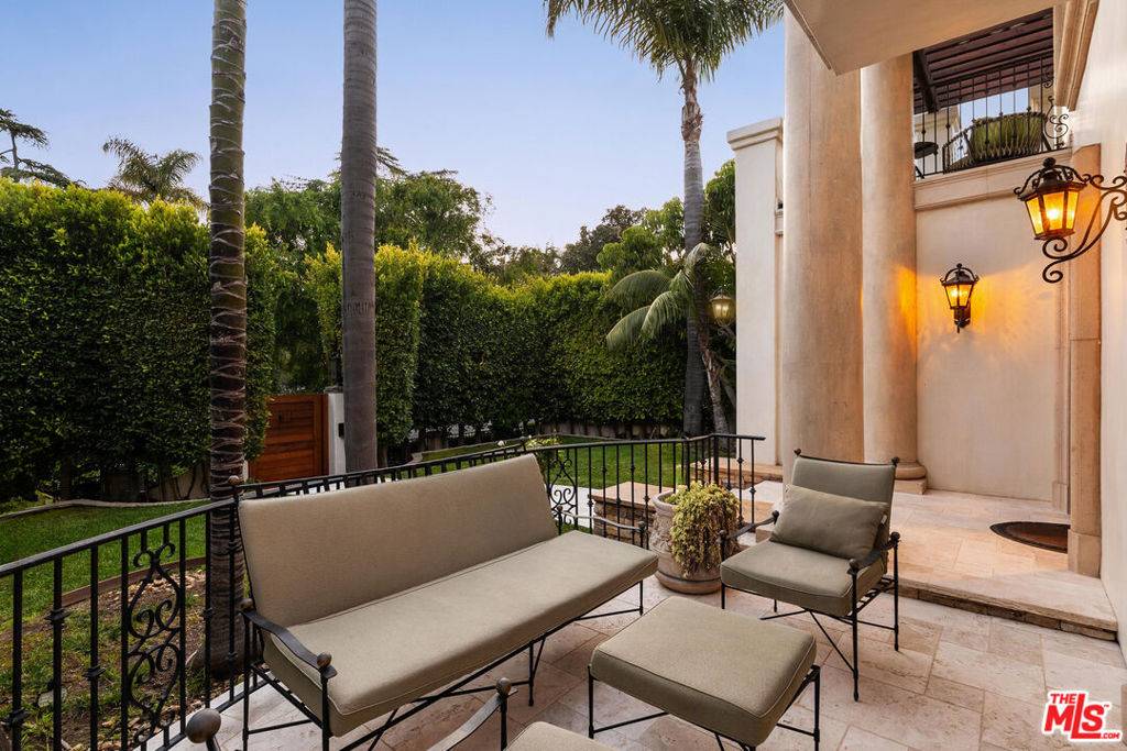 Santa Monica, CA 90402,327 22nd ST
