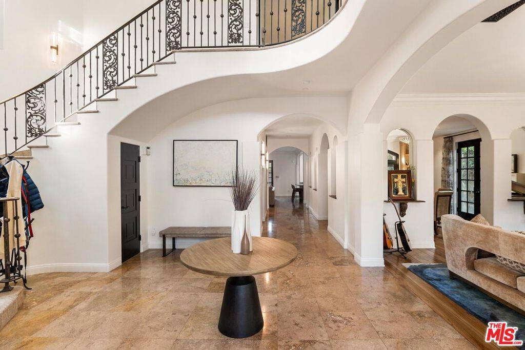 Santa Monica, CA 90402,327 22nd ST